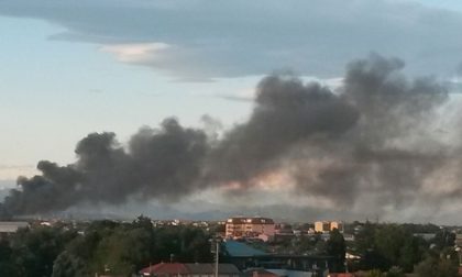 Vasto incendio ad Arese, brucia un deposito di rottami - Guarda il VIDEO
