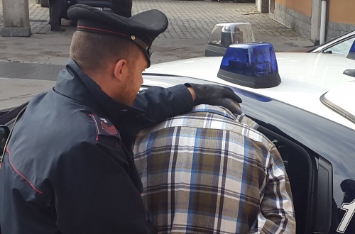 Vendeva droga in paese, in casa aveva il kit dello spacciatore