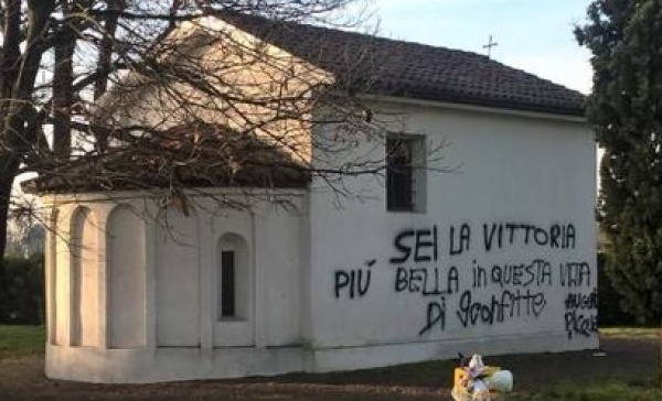 Vittuone, dedica di Natale… sul muro della cappella: è caccia all’imbrattatore