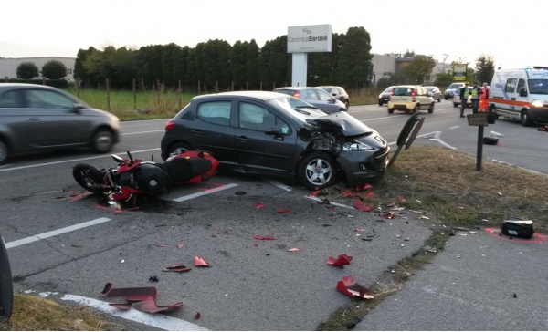 Vittuone, centauro muore dopo scontro auto-moto sulla Statale 11