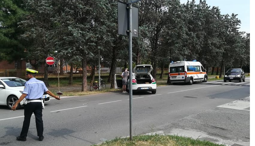 Ciclista investita in via Santa Crescenzia a Magenta