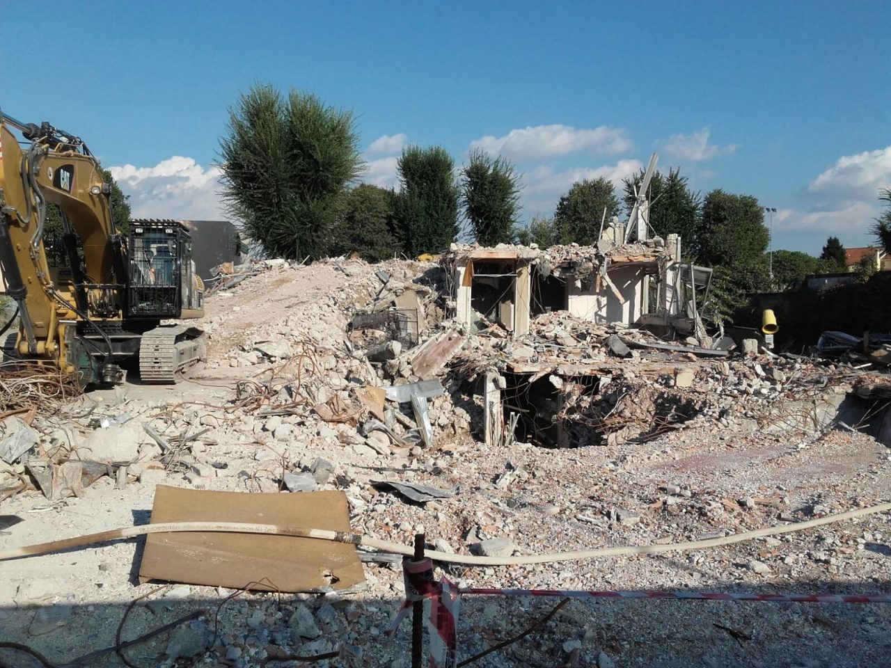 Demolita l’ex Diana De Silva: la fabbrica dismessa non c’è più – Guarda il VIDEO