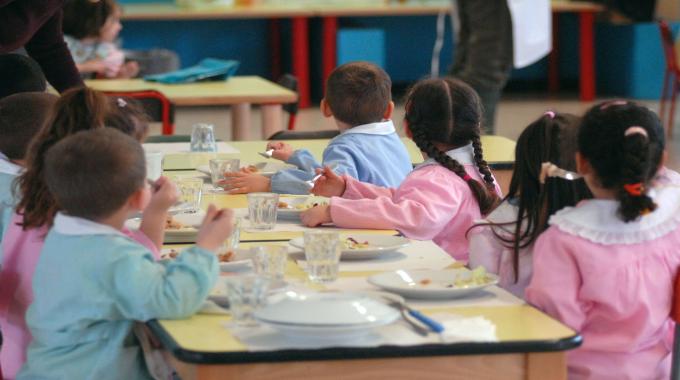 Vermi nel piatto a scuola, interviene il sindaco