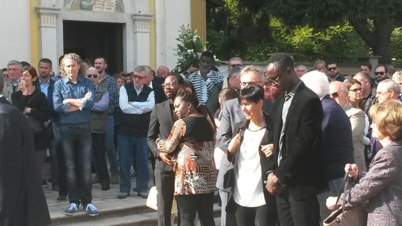 Folla al funerale di Monica, la giovane uccisa dalla malaria