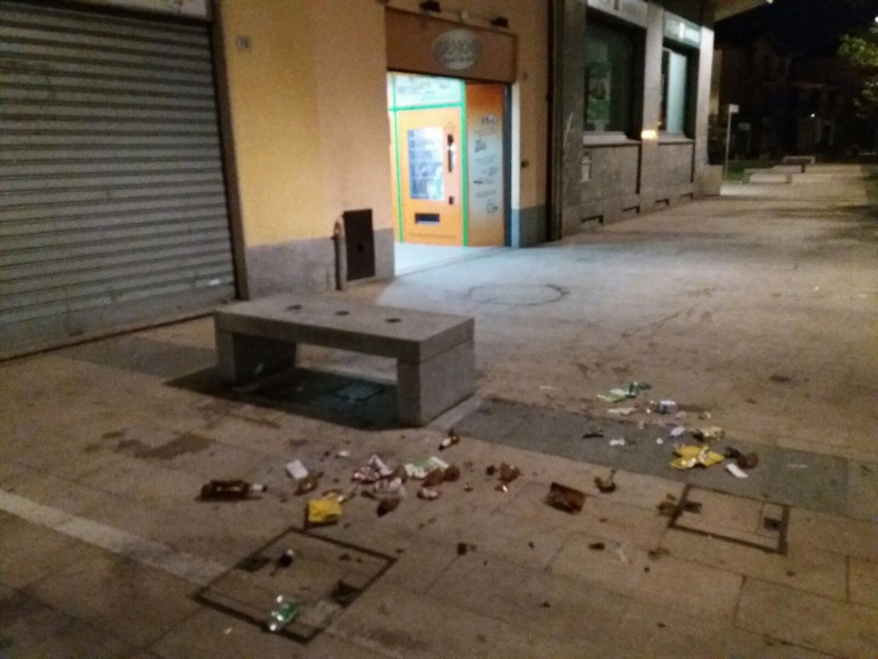 Devastazione in paese: cestini e giochi distrutti