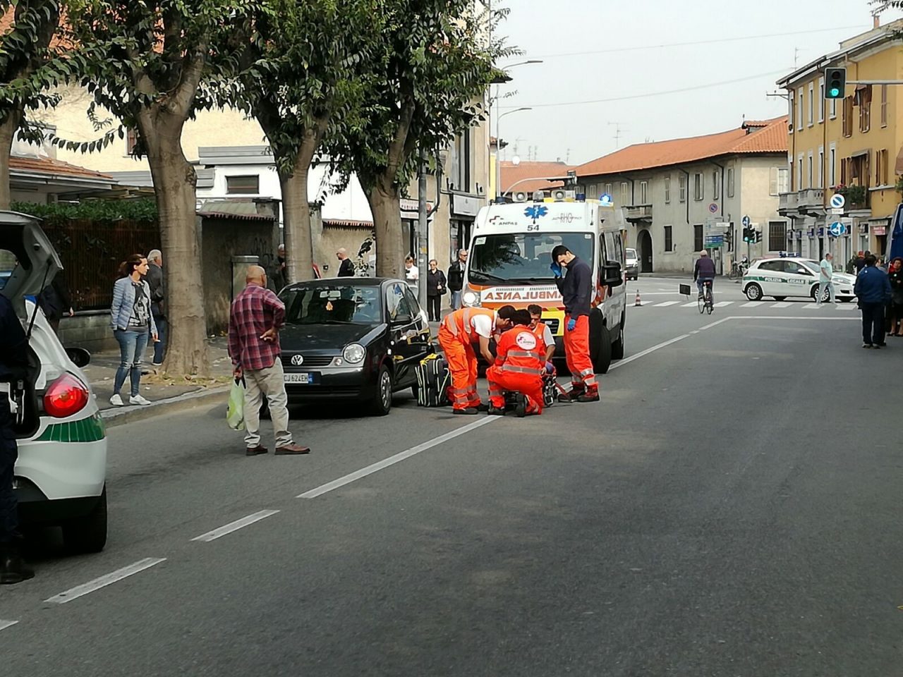 Scende dal pullman e viene investita