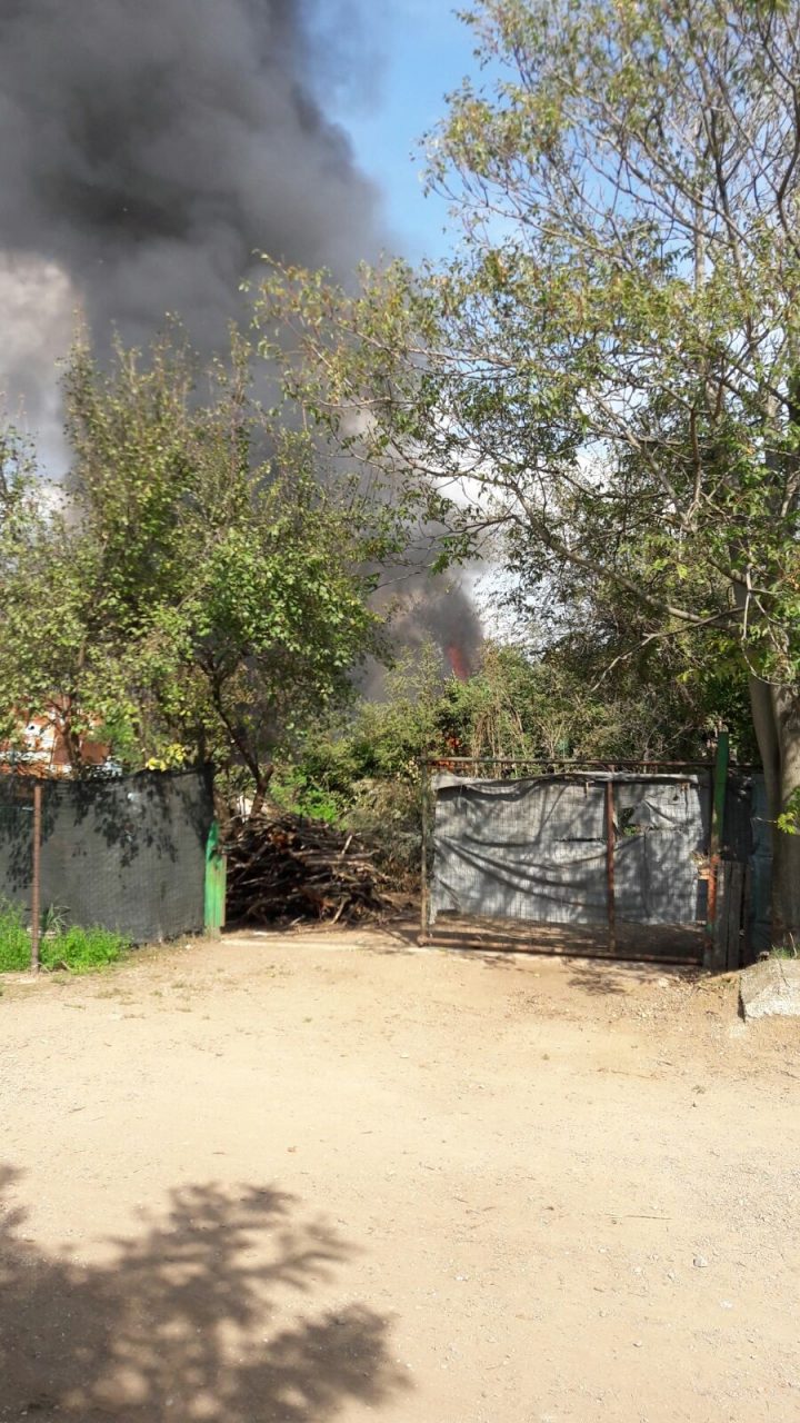Allarme incendio, bruciano due auto e un trattore