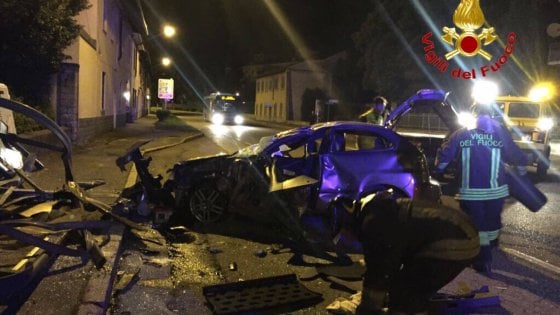 Si schianta contro la pensilina del bus, tragedia sfiorata