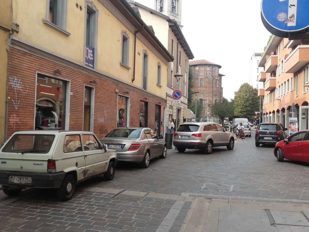 Calci e pugni tra due donne in via Madonna