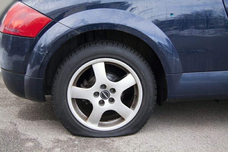 Gomme tagliate denunciato un 72enne
