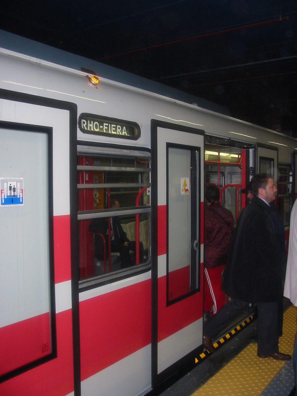 In metro senza biglietto, pugni al controllore