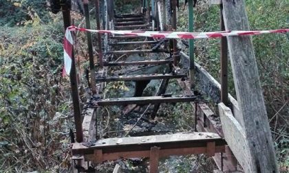 I vandali distruggono il ponte nel Parco dei Mughetti
