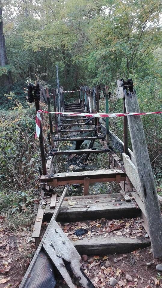 I vandali distruggono il ponte nel Parco dei Mughetti