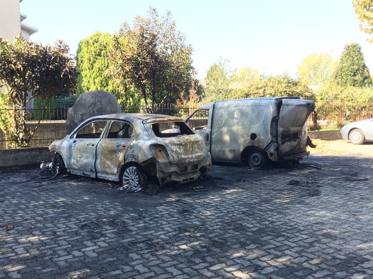 Piromane in azione: sette mezzi bruciati