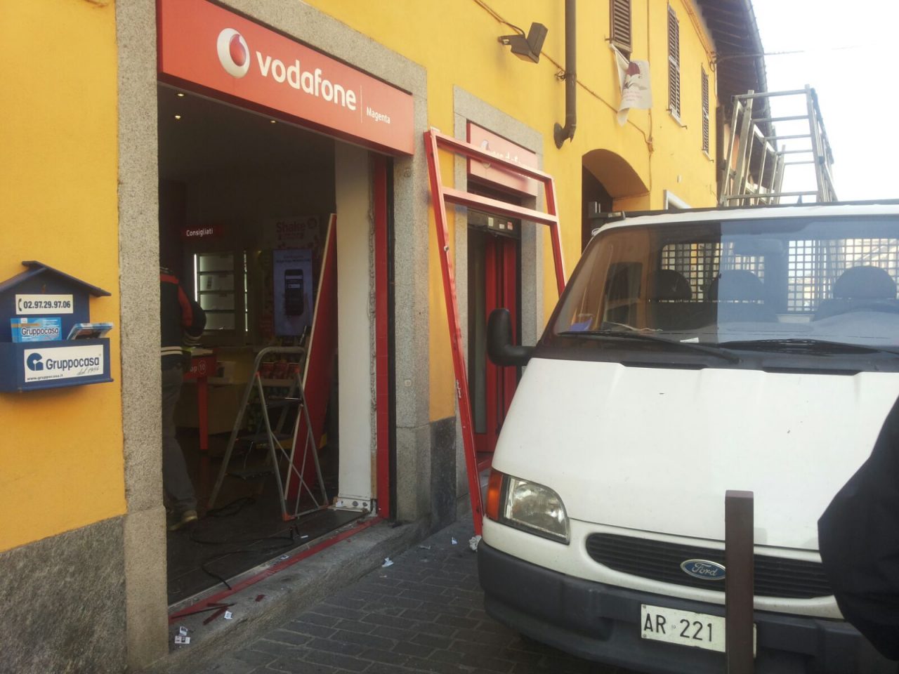 Spaccata in un negozio, razzia di telefonini