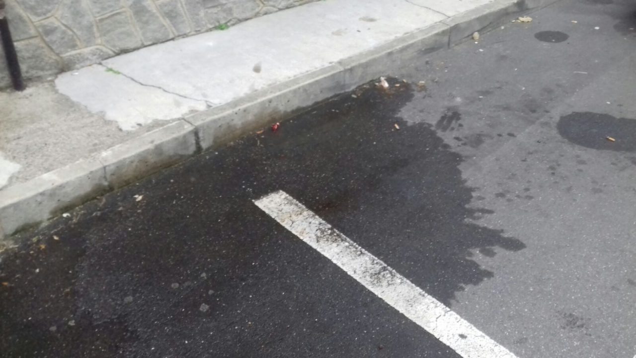 Notte di follia a Pogliano: sangue e feci in strada, vetri in frantumi, una rissa