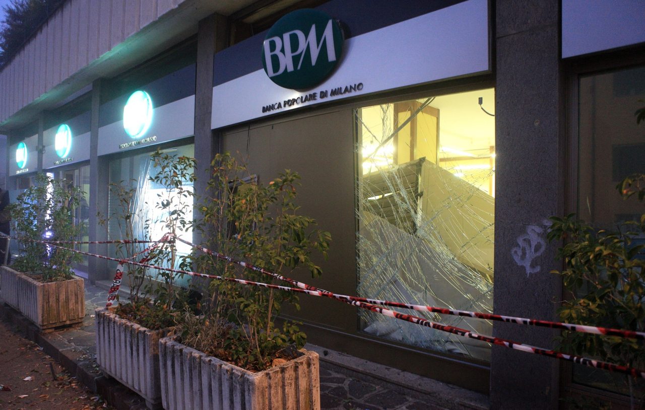 Bancomat assaltato a Gaggiano: due esplosioni e ingenti danni