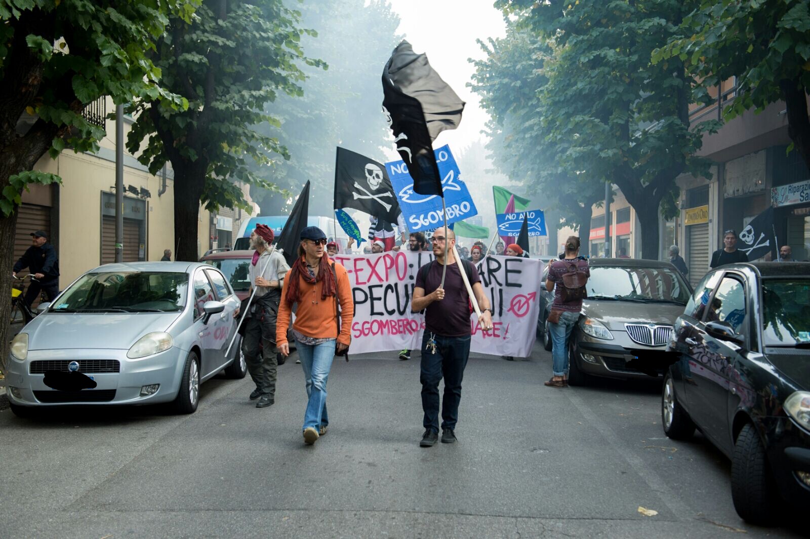 corteo a rho contro lo sgombero della fornace