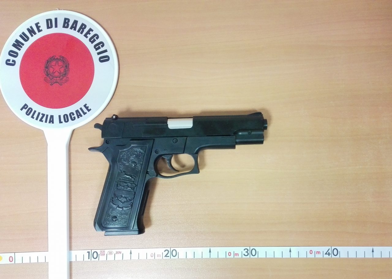 Pistola contro gli agenti che dovevano portarlo in psichiatria