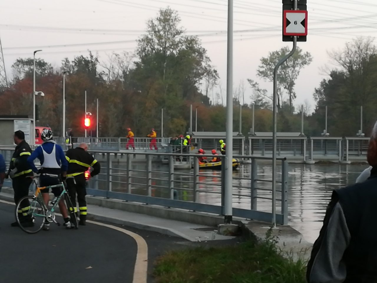 Bimbo caduto nel naviglio VIDEO