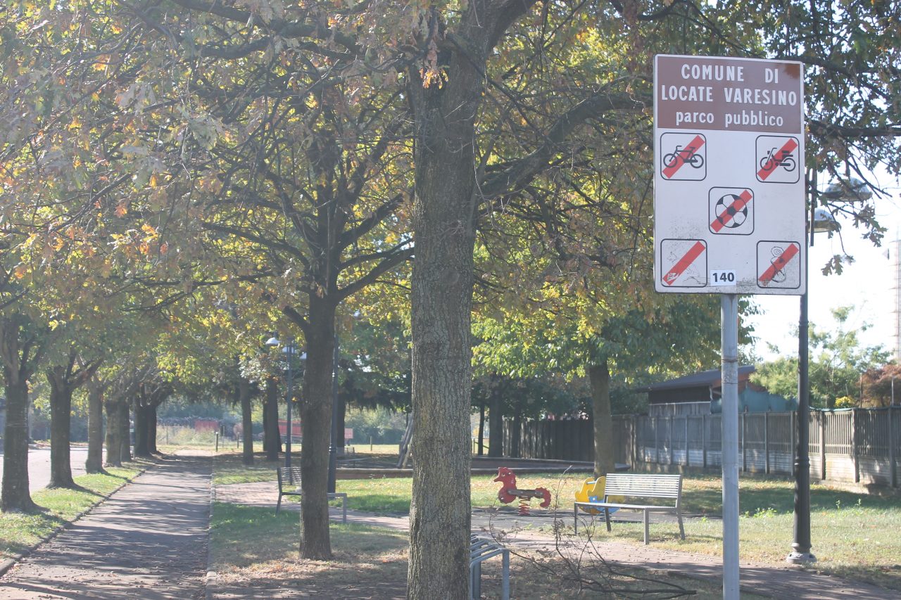 Vandali al parco di Locate sradicano l’altalena e la buttano in strada