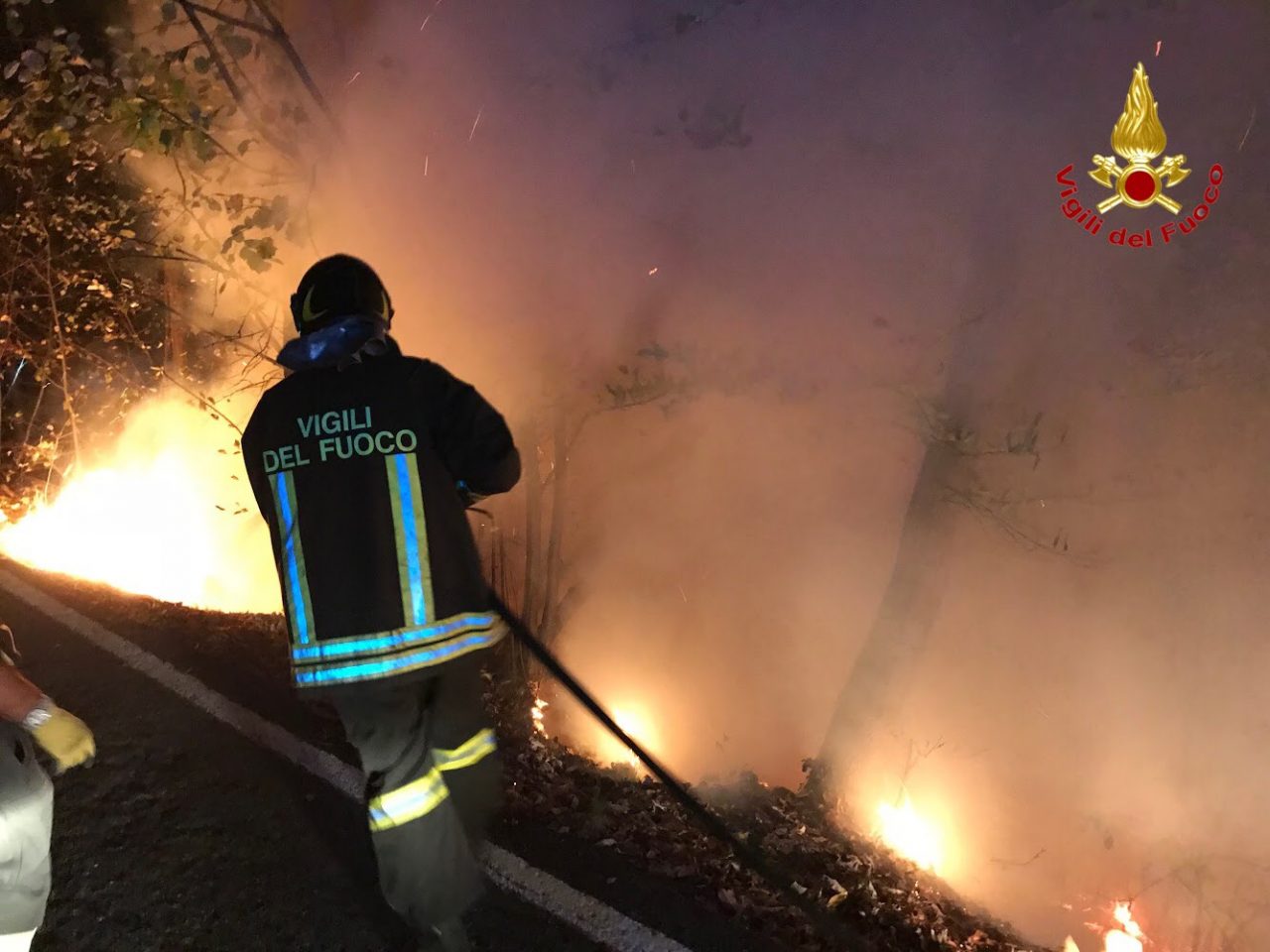 Campo dei fiori, vigili del fuoco ancora al lavoro