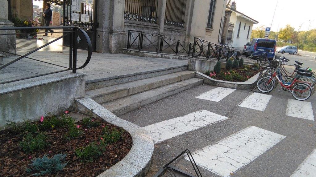 Aiuole fiorite al cimitero in occasione delle festività