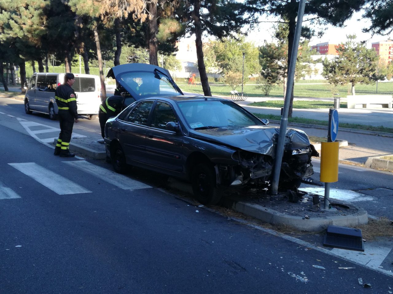 Accecato dal sole finisce contro un palo