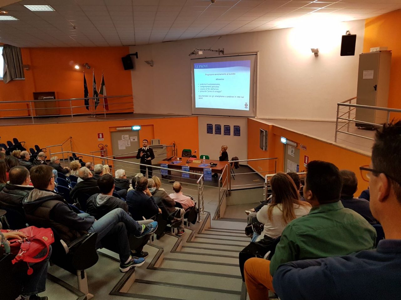 Blue whale insegnanti e genitori si confrontano con le forze dell’ordine a Saronno