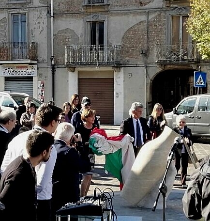 Inaugurata la statua “Dalla terra alla vita”
