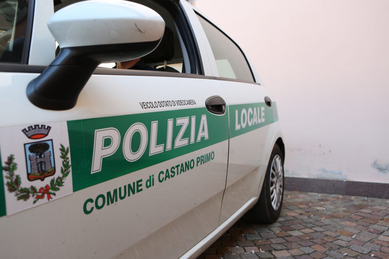 Litiga con la moglie e nasconde la droga in macchina, la Polizia locale ferma un altro pusher