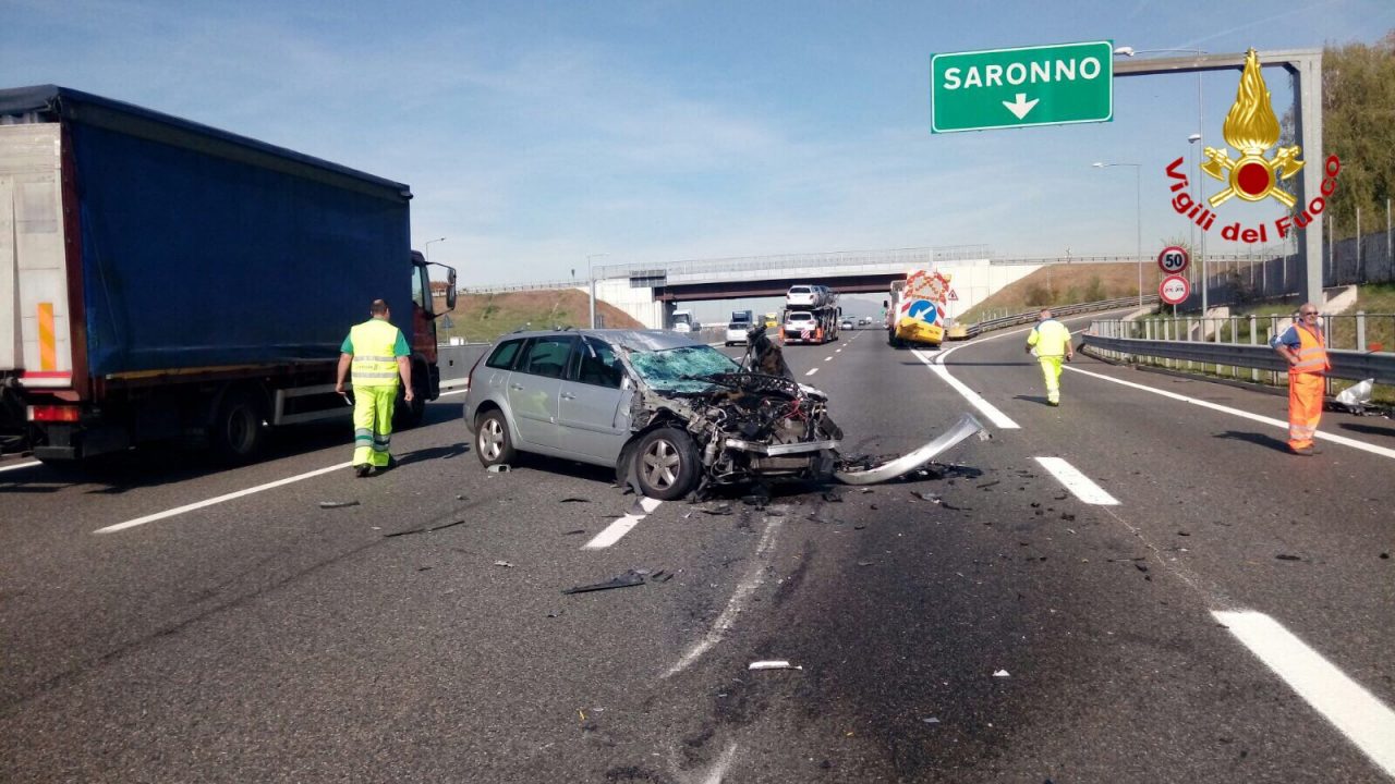 Incidente A9, auto contro mezzo per lavori stradali