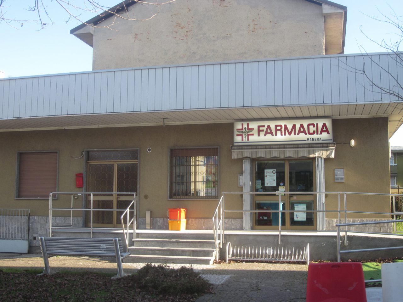 Armato rapina la farmacia con un complice, ma a casa trova i carabinieri