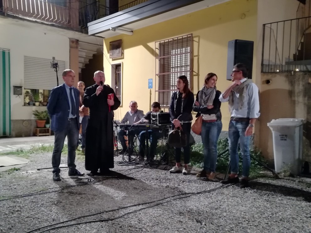 Il sindaco e il don cantano insieme Patty Pravo