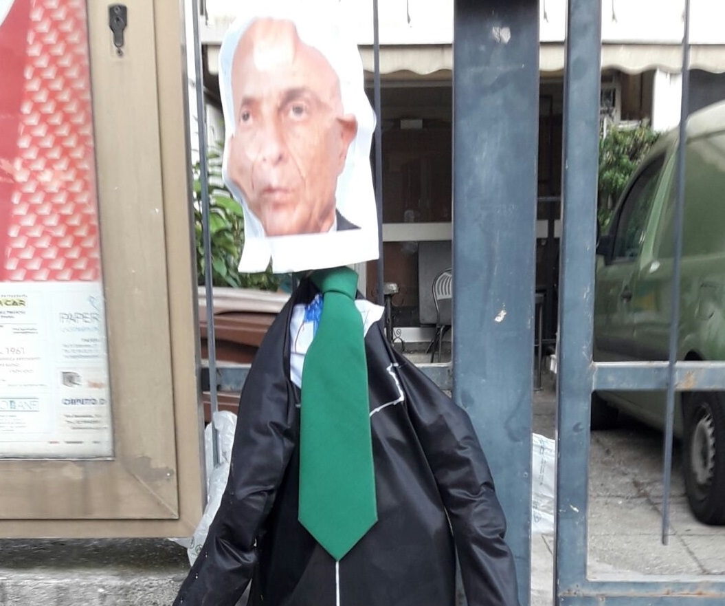 “Minniti fascista”, cartelli offensivi fuori dalla sede del Pd