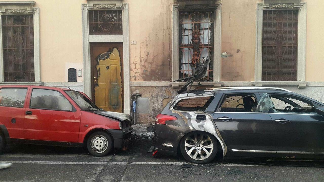 Due auto in fiamme, brucia anche la casa
