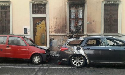 Due auto in fiamme, brucia anche la casa