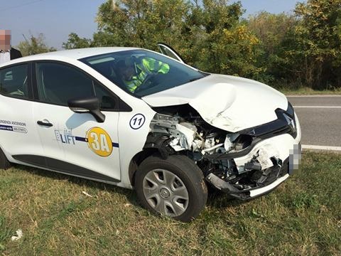 Auto si ribalta sulla Sp34