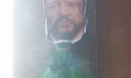 Fantoccio di Salvini fuori dalla sede della Lega Nord