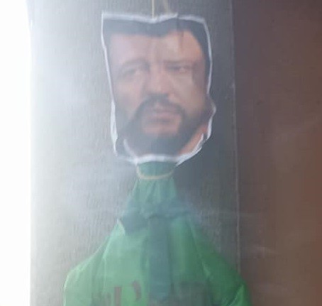 Fantoccio di Salvini fuori dalla sede della Lega Nord