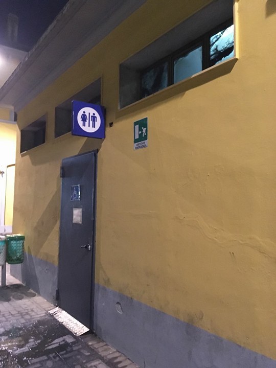 Incendiati i bagni della stazione