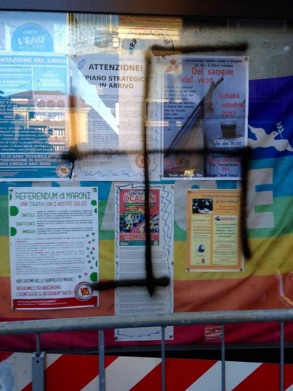 Svastica sulla bacheca di Rifondazione Comunista