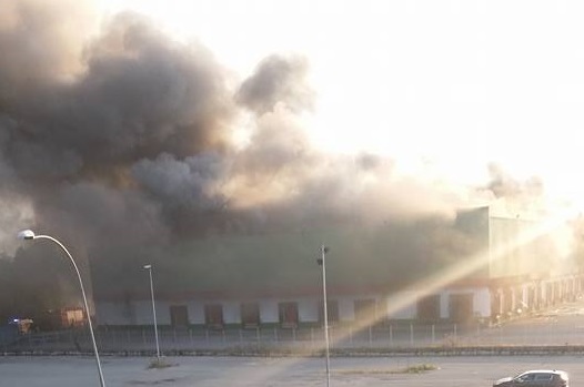 Incendio nel capannone a Trezzano, paura anche nell’Abbiatense