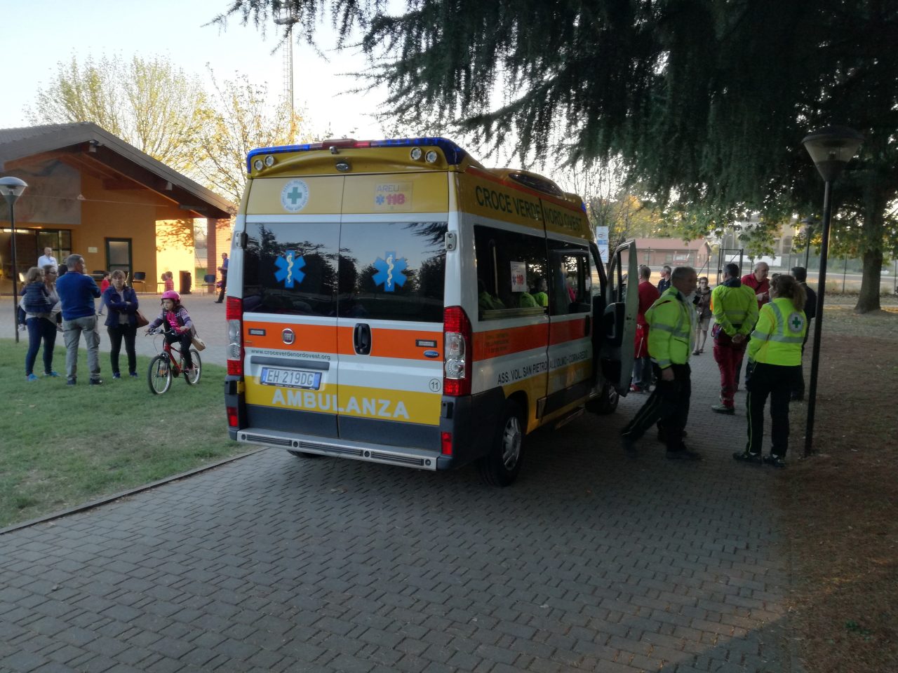 Cade dai giochi: Vanzago in ansia per un bimbo di 8 anni