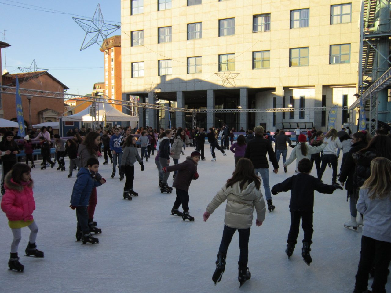 Ritorna la magia del Natale e lo fa con una pista di pattinaggio