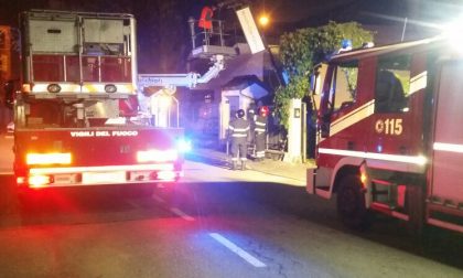 Camion abbatte luminaria, palo e insegna del ristorante