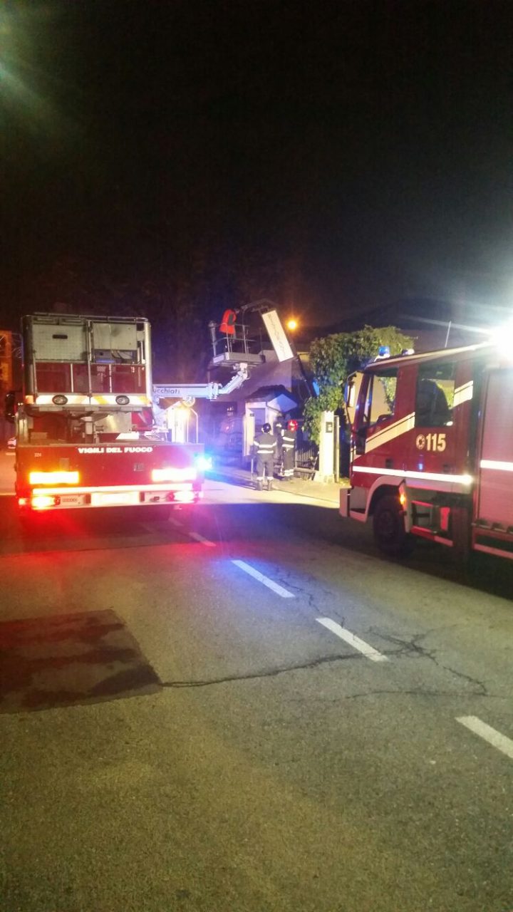 Camion abbatte luminaria, palo e insegna del ristorante