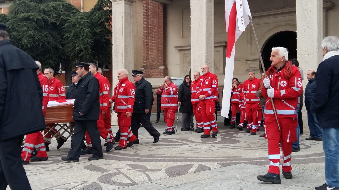 Sirene spiegate per l’ultimo saluto a Vittorio Sassi – IL VIDEO