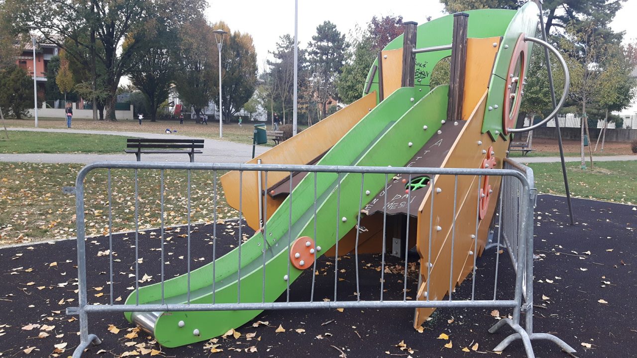 Giochi vandalizzati al parco, Ioli: “Ci costerà 3 mila euro”