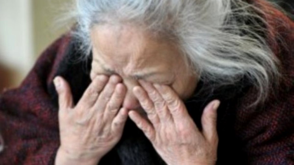 Picchia anziane passanti: una è in fin di vita